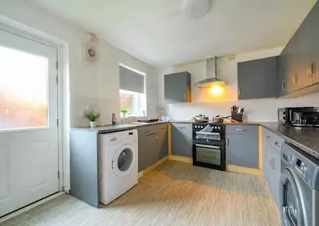 R3hl Double Near And Airport Leeds (West Yorkshire)