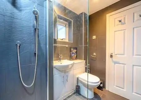 R3hl Double Near And Airport * Leeds (West Yorkshire)