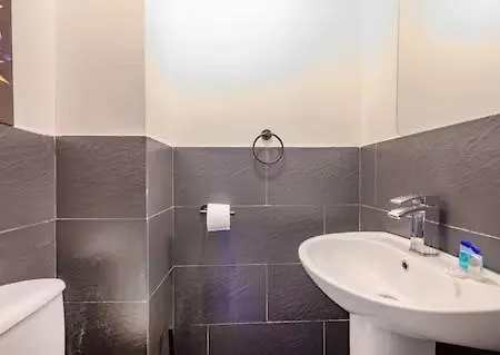 R3hl Double Near And Airport * Leeds (West Yorkshire)